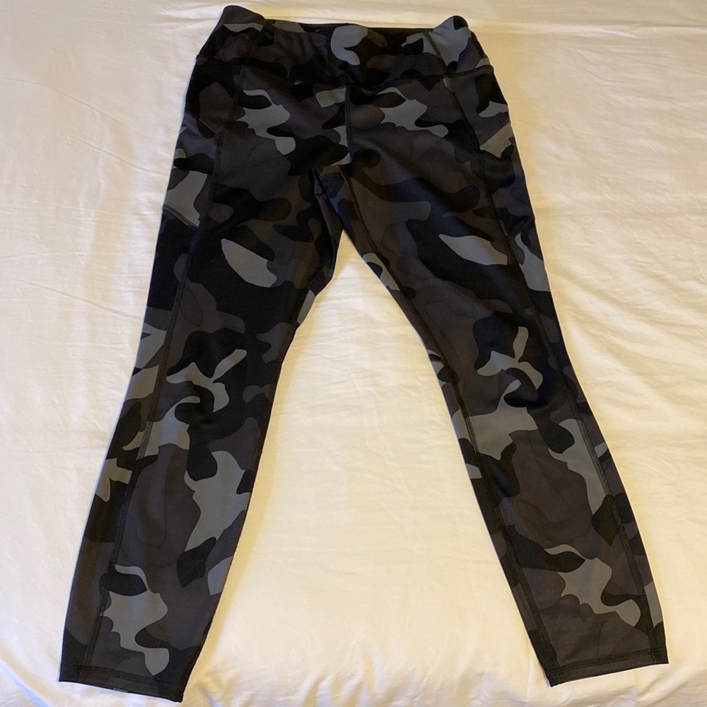 NWOT Athleta Black Camo Leggings- M Medium